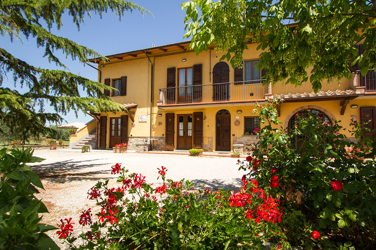 Tuscan-style apartments with swimming pool for your vacation in Cortona